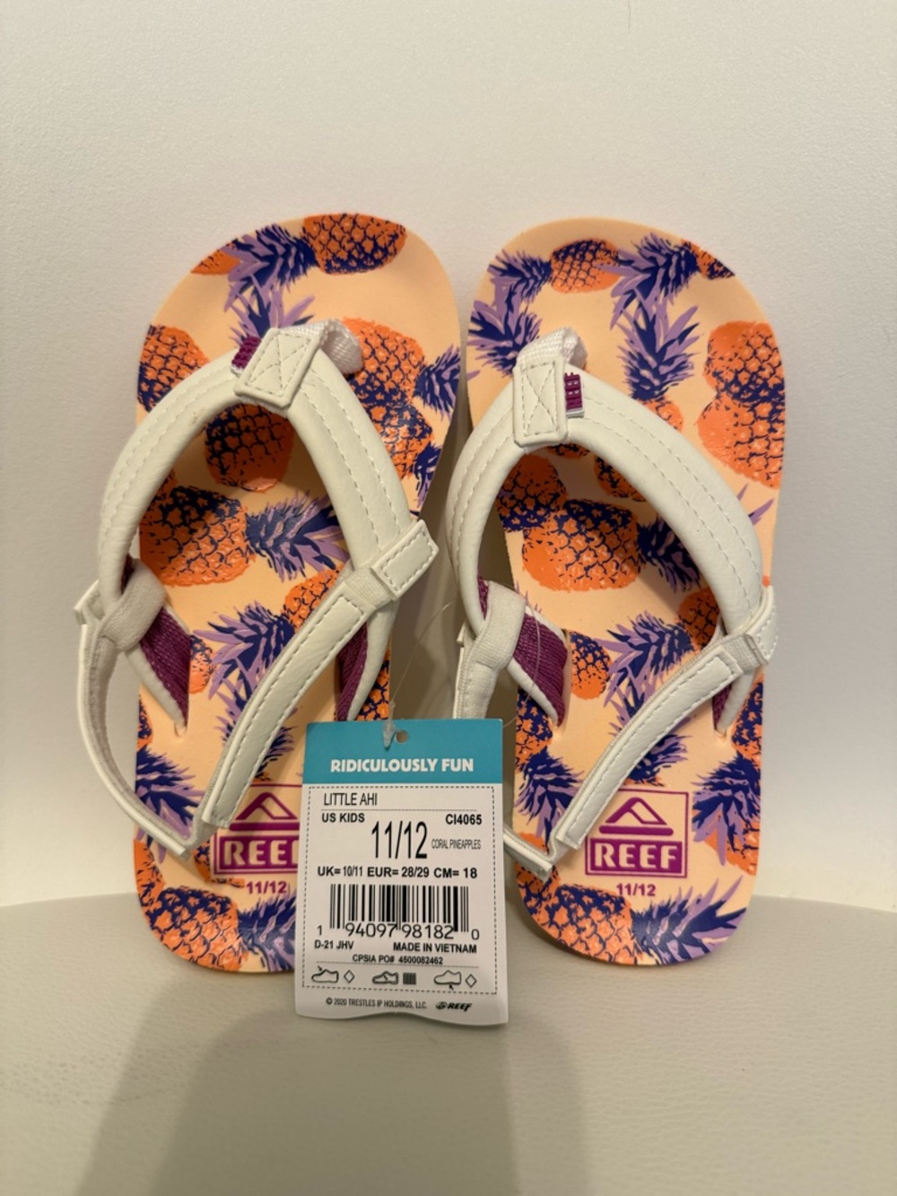 ☀️🌊Reef Kids Pineapple Print Flip Flops in White and Peach